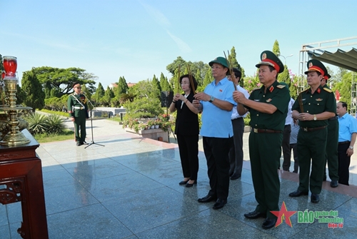 Phó chủ tịch Quốc hội Trần Quang Phương thăm, tặng quà đối tượng chính sách tại Đà Nẵng